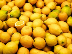800px-Valencia_market_-_lemons